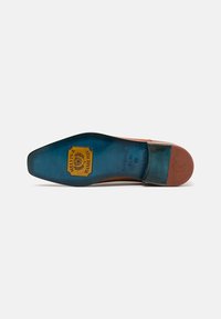 Suola di scarpa da uomo in pelle, con una soletta interna di un vivace blu e un logo giallo. Parte superiore in pelle marrone scalfita e forma del puntale decisamente appuntita.