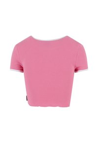 Lühike roosa ribadega crop top, millel on valge ümar kaelus ja lühikesed varrukad. Hem on veidi kõver, näidates välja sobivat disaini.