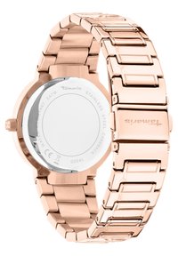Roségoldene Edelstahl-Uhr mit einer glatten Oberfläche, einem runden Gehäuse und einem verlinkten Armband. Verfügt über einen klaren Boden und den eingravierten Markennamen.