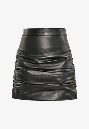 Sort lædernederdel med rynkede detaljer langs siderne, der har en glat tekstur og tætsiddende silhuet.