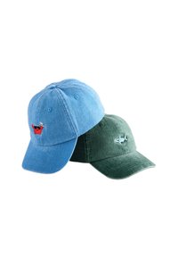 Deux casquettes en coton : une bleue avec un logo de crabe rouge, et une verte avec un logo de poisson bleu clair. Les deux ont un design classique avec une visière incurvée.