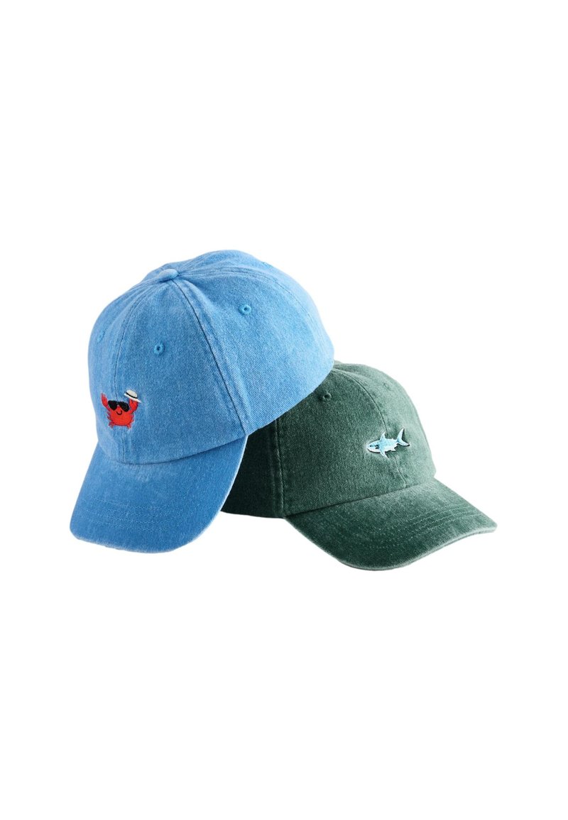 Deux casquettes en coton : une bleue avec un logo de crabe rouge, et une verte avec un logo de poisson bleu clair. Les deux ont un design classique avec une visière incurvée.