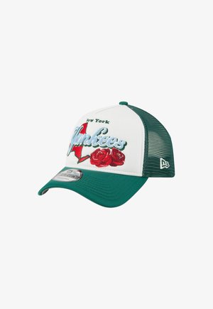 Casquette trucker à maille verte avec un devant blanc. Présente "New York Yankees" en texte bleu, des roses rouges et un contour d'état rouge.