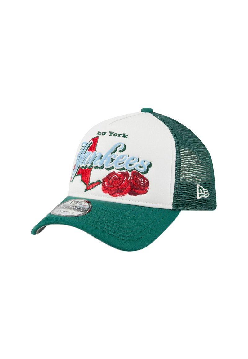 Grüner Netz-Back-Truckerhut mit einer weißen Vorderseite. Mit "New York Yankees" in blauer Schrift, roten Rosen und einer roten Umrisskarte des Bundesstaates.