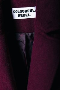 Burgundská vlnená bunda so čiernym saténovým podšívkou a štítkom s nápisom "COLORFUL REBEL." Textúrovaný vonkajší materiál so štruktúrovaným golierom.
