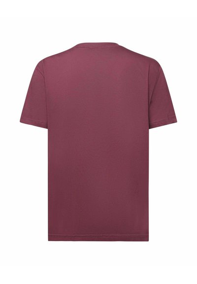 T-shirt bordeaux a maniche corte, realizzato in morbido cotone, presenta un collo a giro e una parte posteriore semplice senza cuciture o motivi visibili.