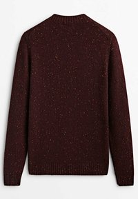 Pull en maille marron foncé à manches longues avec poignets et ourlet côtelés, présentant de petites taches multicolores sur tout le tissu.