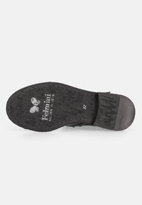 Suela de zapato negra con patrón texturizado, material de goma, talón reforzado e impresión de logotipo. Presenta costura en el borde e indicación de tamaño.