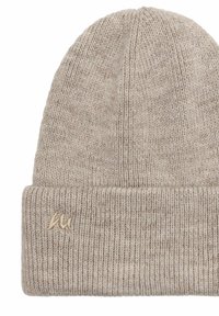 Grå strikket beanie med ribbet fold-over kant, lavet af blødt materiale. Har et lille broderet logo i beige foran.