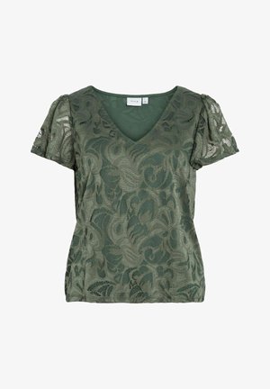 Zeleni cvjetni čipkasti top s V-izrezom, kratkim napuhanim rukavima i teksturiranim uzorkom. Osnovni sloj je gladak, što dodatno naglašava cvjetni uzorak.