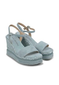 Sandali con tacco a cuneo in suede blu chiaro, con plantare in juta intrecciata, dotati di cinturini alla caviglia regolabili e una bistrato morbido.