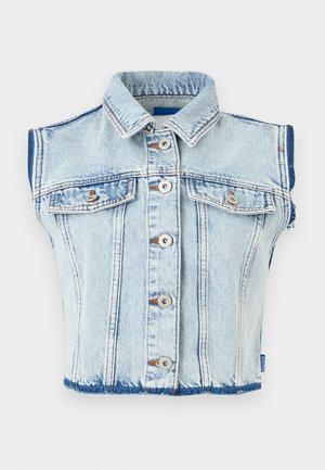 Gaiši zila bezroku džinsa veste ar pogu aizdari, divām krūšu kabatām ar pogām un salocītu apkakli.