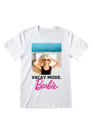 T-shirt bianco in cotone con una grafica di una bambola con occhiali da sole, accompagnata dal testo "VACAY MODE. Barbie" in nero e rosa.