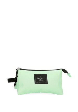 Estuche rectangular color verde claro con cremallera negra y parche con el logo de Pepe Jeans London en negro centrado en el frente.