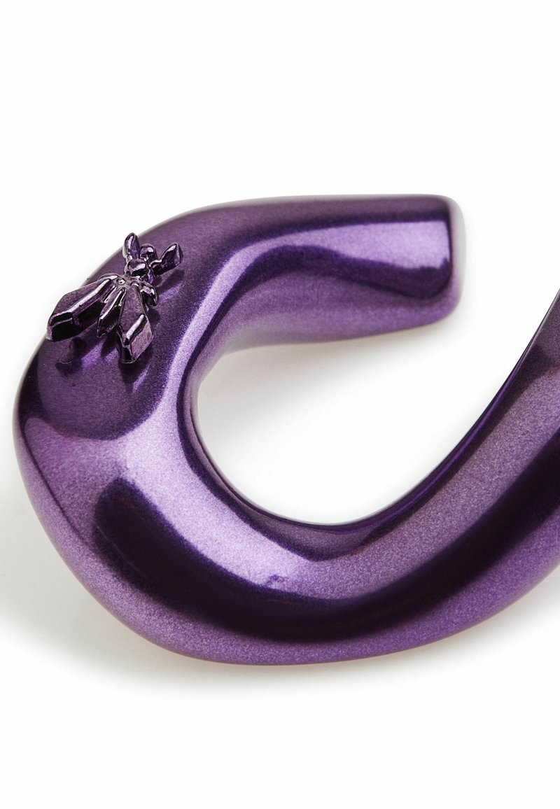 Paarse metalen haak met een gladde afwerking, voorzien van een bijaccent. Gebogen ontwerp met een glanzende textuur en reflecterend oppervlak.