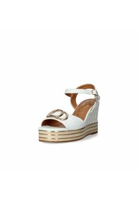 Sandalo wedge bianco con cinturino alla caviglia, caratterizzato da una doppia fibbia circolare, design texturizzato e piattaforma impilata multicolore.