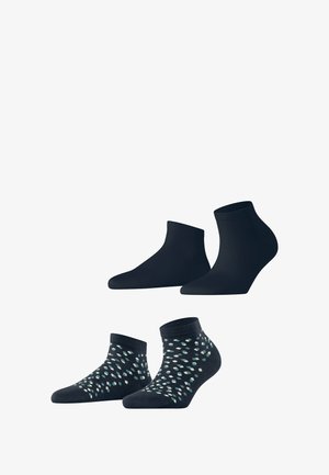 Zwei Paar Knöchelsocken: ein Paar einfarbig schwarz und ein Paar mit blauen und weißen Formen auf dunklem Hintergrund. Aus weichem, dehnbarem Material.