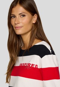 Gestreifter Sweatshirt in Schwarz, Weiß und Rot mit strukturiertem Stoff und besticktem "INSPIRED"-Detail mit Akzent-Rhinestones.