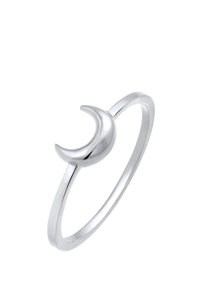 Bague en argent avec un design de croissant de lune poli sur une fine bande lisse, sur fond blanc.