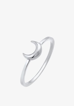 Bague en argent avec un design de croissant de lune poli sur une fine bande lisse, sur fond blanc.