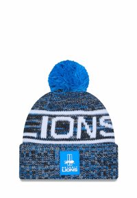 Gestreifte Mütze in Blau und Schwarz mit einem weißen "LIONS" Logo und einem blauen Bommel oben; besitzt ein strukturiertes Muster und ein quadratisches Etikett.