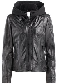 Schwarze Lederjacke mit einem Reißverschluss vorne, seitlichen Taschen und einer schwarzen Kapuze. Das Design umfasst strukturierte Akzente und enganliegende Ärmel.