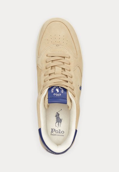 Beige mockasko från Polo Ralph Lauren med beigea snören, blå läderetikett på tungan och logotryck både på insidan och sidan.