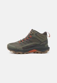 Wodoodporne buty trekkingowe w oliwkowym kolorze, ze oddychającą siateczką, brązowymi akcentami, pomarańczowymi sznurówkami oraz solidną, teksturowaną podeszwą zapewniającą przyczepność.
