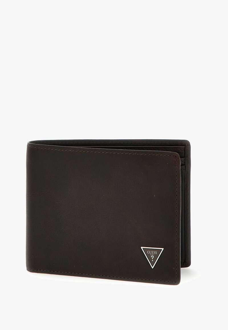 Portafoglio in pelle marrone scuro con una superficie liscia, design a bi-fold e un logo triangolare argentato sul fronte. Dettagli di cucitura accentuati.