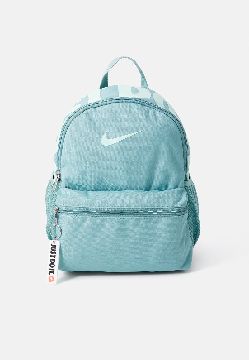 Világoskék Nike hátizsák lekerekített tetővel, állítható pántokkal, elülső cipzáras zsebbel és "JUST DO IT" címkével. Tartós anyagból készült.