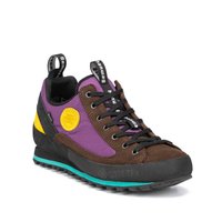 Haut en textile violet avec des accents en suède marron, badge logo jaune, lacets noirs et semelle turquoise. Présente un motif de semelle robuste pour une meilleure traction.