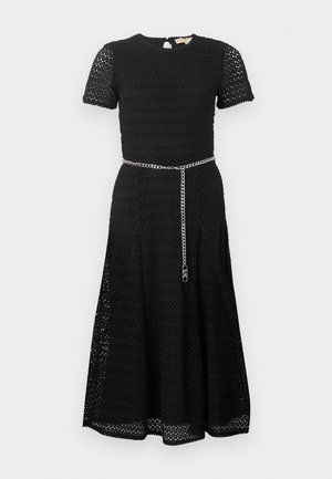 Sort hækle midi-kjole med korte ærmer, tætsiddende talje, udvidet nederdel og tyndt sølvkædebælte med låsedetalje.