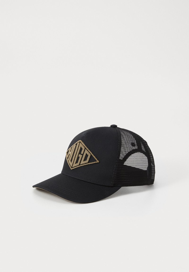Șapcă de baseball neagră cu părți laterale din plasă, având un logo brodat aurit în formă de diamant pe partea din față. Vizieră curbată și design structurat.