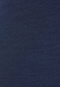 Tecido azul marinho escuro com uma textura fina em riscas, superfície suave e cor consistente por todo o material. Adequado para aplicações versáteis em vestuário.