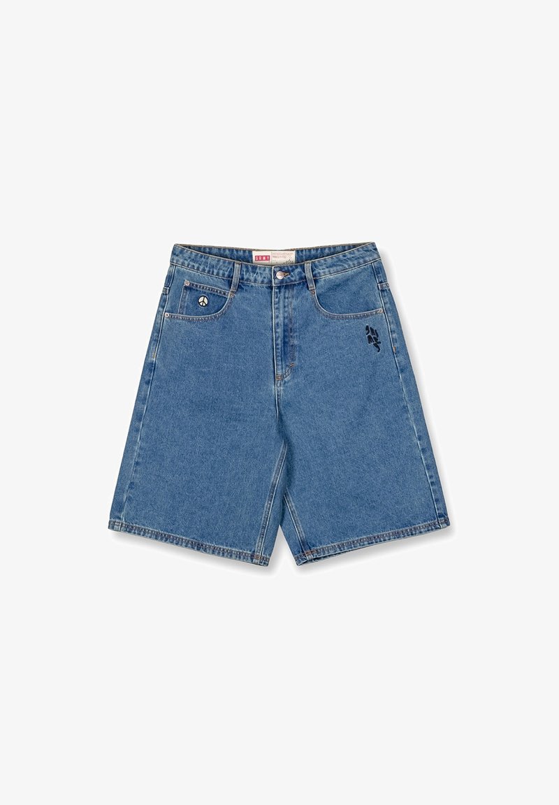 Shorts de mezclilla en un lavado azul medio con cierre de botón, cinco bolsillos y acentos bordados únicos en la parte frontal.