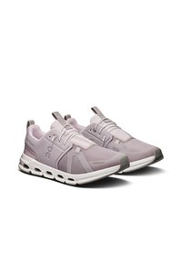 Ljust lila träningssneakers med nätmaterial, grå detaljer och rund tå. Har snörning, en strukturerad design och en dämpad sula.