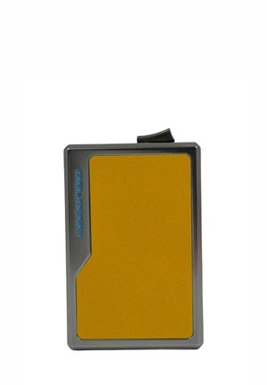 Compacto portatarjetas rectangular amarillo y gris con un botón deslizable negro en la parte superior y un logo azul en el lateral.