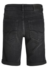 Musta farkkushortsit, joissa on käännetyt lahkeet, kaksi takataskua, vyölenkit ja tumma brändilappu vyötäröllä.