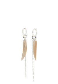 Orecchini pendenti con due elementi allungati beige a forma di corno e accenti in catena argentata, dotati di chiusura ad anello.