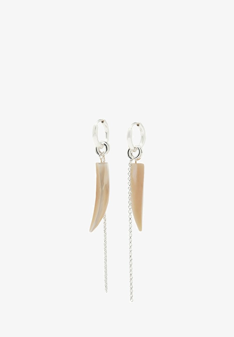 Orecchini pendenti con due elementi allungati beige a forma di corno e accenti in catena argentata, dotati di chiusura ad anello.