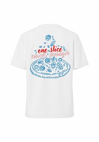 Vit bomulls t-shirt med en blå kontur av en pizza och röd text som säger "en bit är aldrig nog" ovanför olika toppings.