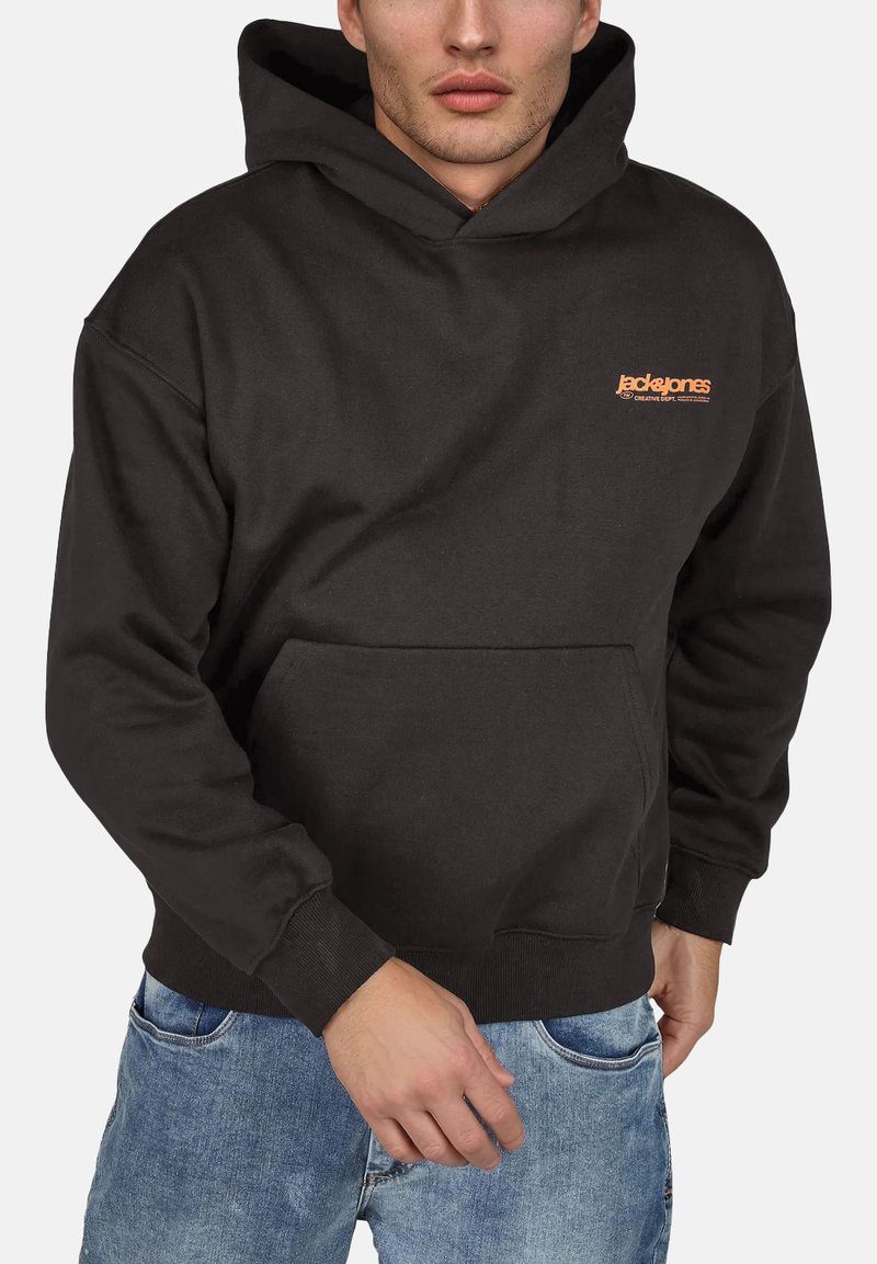 Felpa nera con cappuccio, dotata di tasca a marsupio frontale, polsini e orlo a coste. Presenta un logo arancione sul petto. Materiale misto cotone.