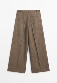 Pantalon marron à jambes larges avec passants de ceinture et une poche arrière passepoilée unique, présenté à plat sur fond blanc.