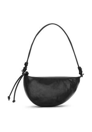 Sac d'épaule en cuir noir en forme de croissant avec extrémités de bandoulière nouées et détail à cordon de serrage sur un côté.