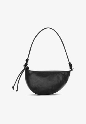 Sac d'épaule en cuir noir en forme de croissant avec extrémités de bandoulière nouées et détail à cordon de serrage sur un côté.