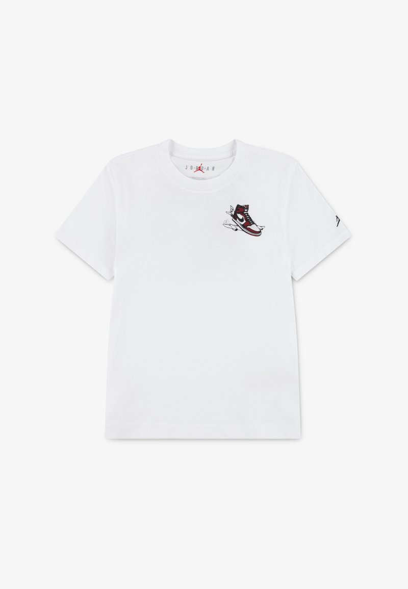 Balta medvilninė marškinėliai su raudonu ir juodu sportbačio grafiku, esančiu kairėje krūtinės pusėje. Trumpomis rankovėmis ir apvaliu kaklu.