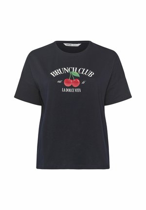 Sort T-shirt med korte ærmer, med kirsebærgrafik og hvid tekst, der lyder "BRUNCH CLUB est. 82' LA DOLCE VITA" centreret på brystet.