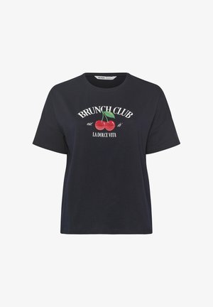 Camiseta negra de manga corta con un gráfico de cereza y texto blanco que dice "BRUNCH CLUB est. 82' LA DOLCE VITA" centrado en el pecho.