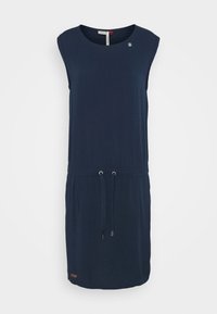 Marinblå klänning med rund krage, korta ärmar, dragsko i midjan och en liten embleminredning. Tillverkad av ett mjukt, lätt tyg.