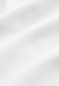 Tela de algodón blanca con una textura suave, mostrando un ligero brillo y sutiles patrones de tejido horizontal en toda la superficie.